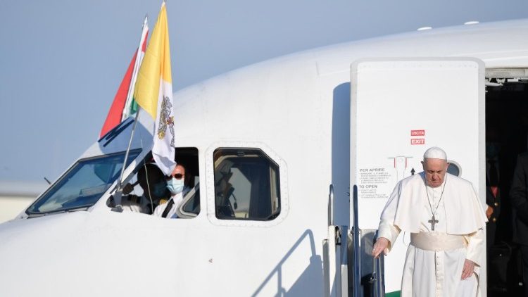 Registro de arquivo de chegada do Papa ao aeroporto em uma das suas viagens apostólicas 