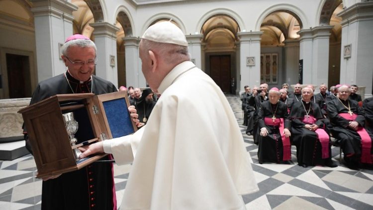 A magyar püspökök ajándékát Veres András püspök adja át Ferenc pápának   