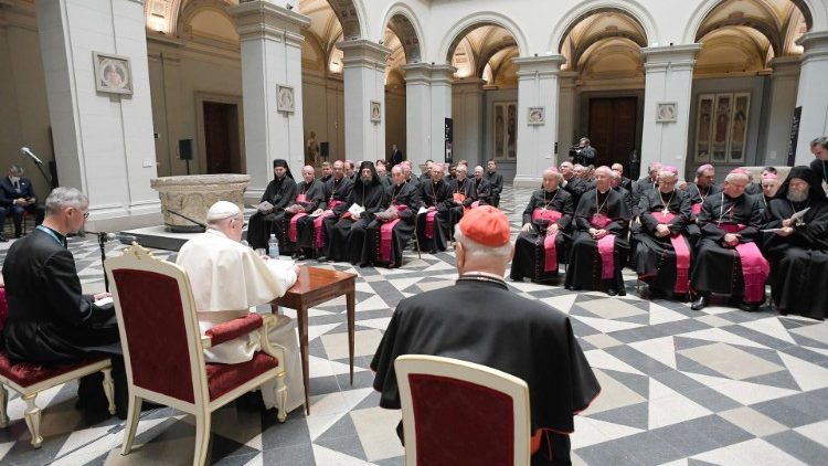 Ferenc pápa köszönti a Magyar Püspöki Konferencia tagjait