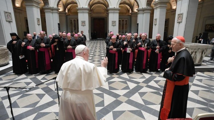 Ferenc pápa megáldja Erdő Péter bíborost és a MKPK főpásztorait