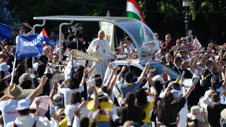 Antes de presidir a Celebração Eucarística conclusiva do 52° Congresso Eucarístico Internacional, Francisco passou de papamóvel entre a multidão.