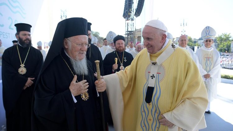 Bartolomeu I e o Papa Francisco durante a missa em Budapeste