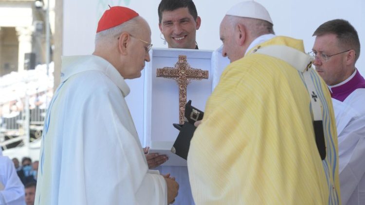 Una copia della croce missionaria  donata a Papa Francesco