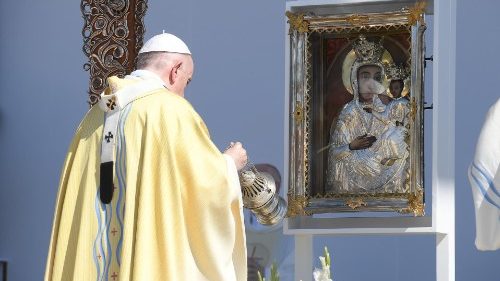 Le Pape à Budapest: la Croix n’est pas à la mode mais elle guérit 