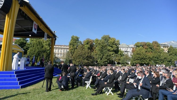 Nos jardins do Palácio Presidencial, o Encontro com Autoridades, Corpo Diplomático e Sociedade Civil
