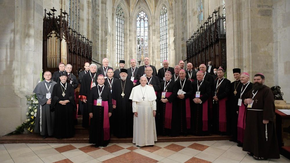 Záber zo stretnutia pápeža Františka s kňazmi a rehoľníkmi v Katedrále sv. Martina v Bratislave