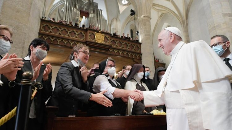 Der Papst und die Priester in der Slowakei