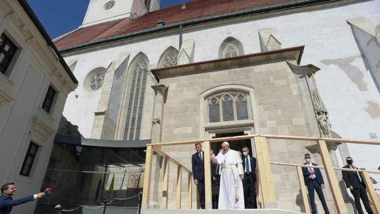 슬로바키아 주교단과 수도자들을 만나기 위해 성 마르티노 주교좌 성당 앞에 선 프란치스코 교황