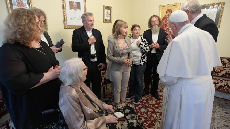 Papst Franziskus bei der Begegnung mit dem emeritierten Erzbischof von Trnava Robert Bezak und dessen Familie