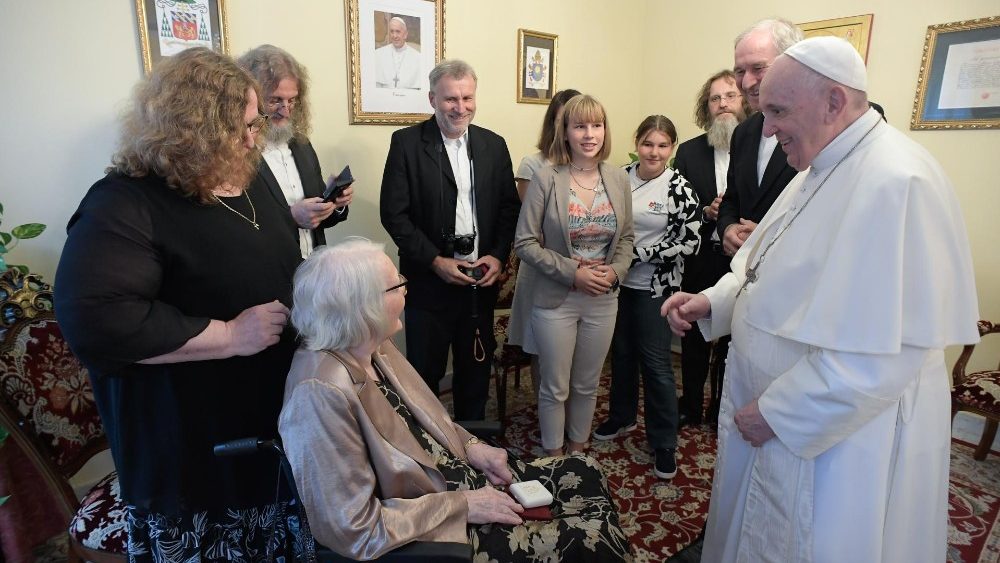 Stretnutie pápeža Františka s emeritným trnavským arcibiskupom Róbertom Bezákom a jeho rodinou