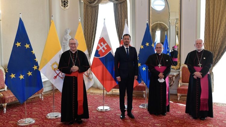 Vatikánski predstavitelia s premiérom Eduardom Hegerom