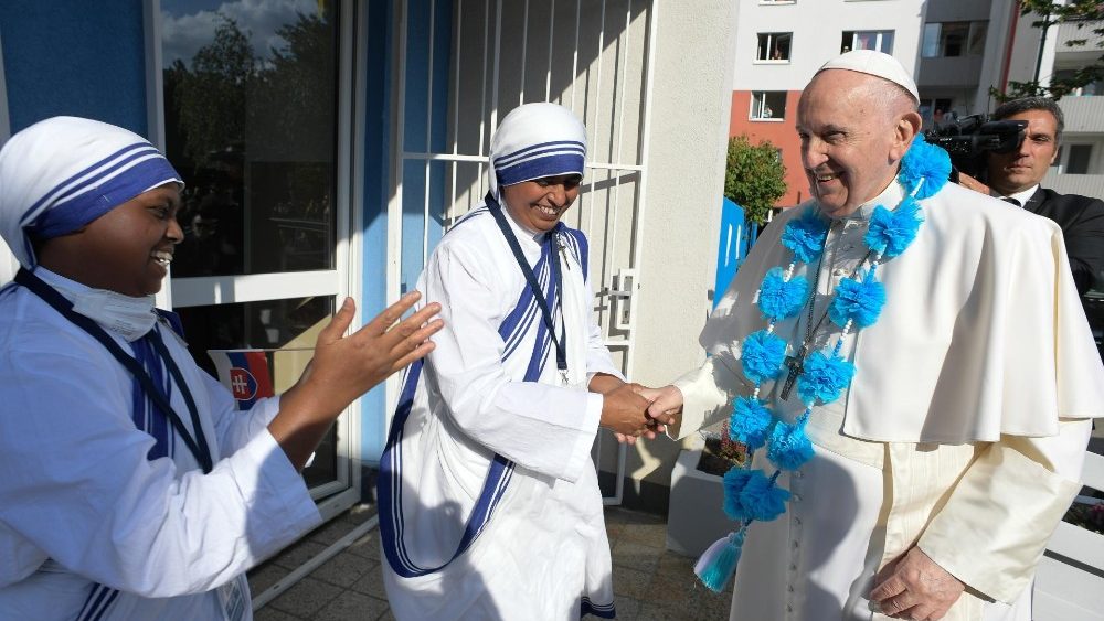 Papa no centro Belém com a guirlanda recebida das Missionárias da Caridade