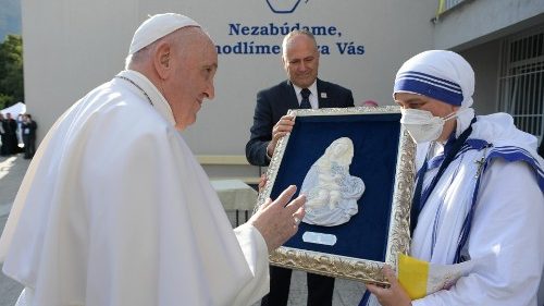 Il gioioso benvenuto al Papa tra le suore della Carità di Bratislava