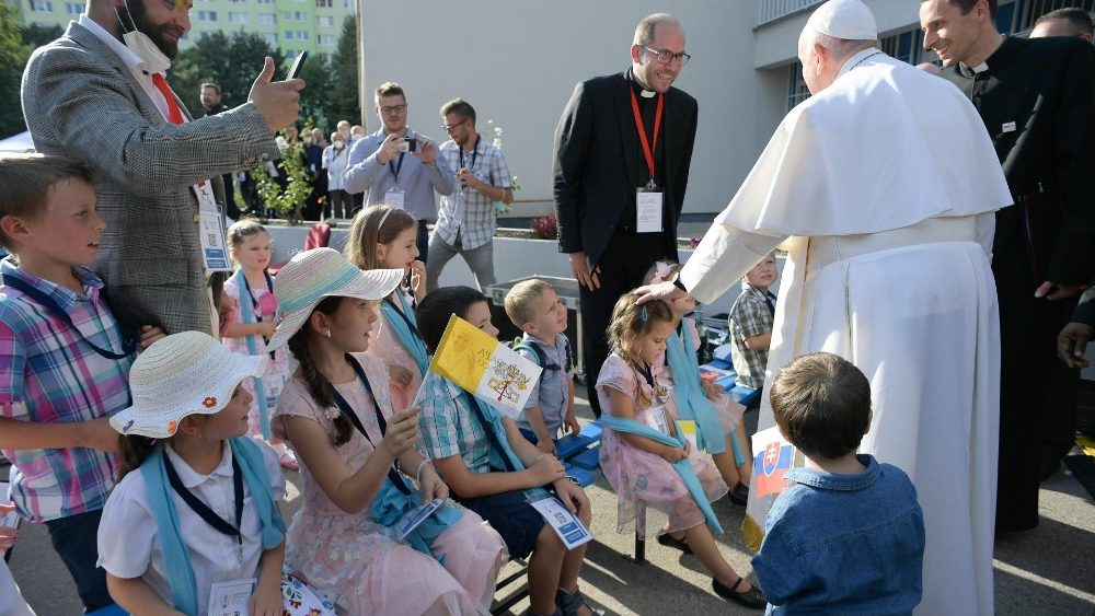 Papa saudou e abençoou os presentes no pátio do Centro, de quem recebeu afeto e carinho