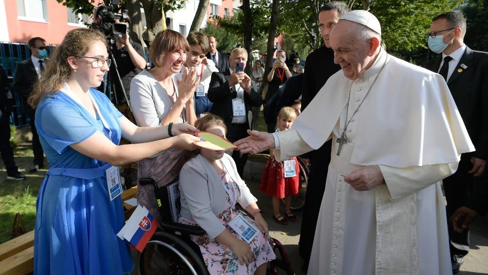 Papa saudou e abençoou os presentes no pátio do Centro, de quem recebeu afeto e carinho