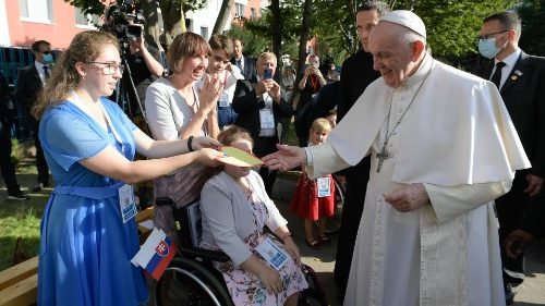 Папа среди бедных: Иисус никогда не бросает в беде