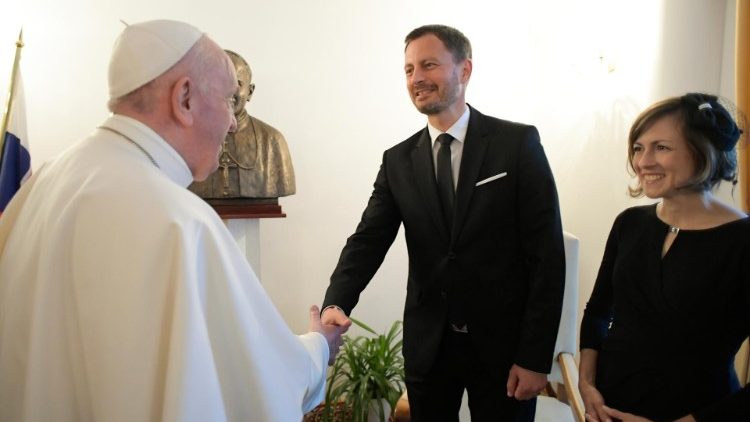  Папата със словашкия премиер Едуард Хегер и съпругата му в Апостолическата нунциатура в Бртислава.  13.9.2021. 