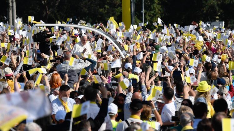 Papa Francisko aliwakumbusha waamini kwamba Ijumaa tarehe 28 hadi Dominika tarehe 30 Aprili 2023 atafanya hija ya kitume ya siku tatu nchini Hungaria, hii ikiwa ni mwendelezo wa hija yake ya Kitume ya Mwaka 2021
