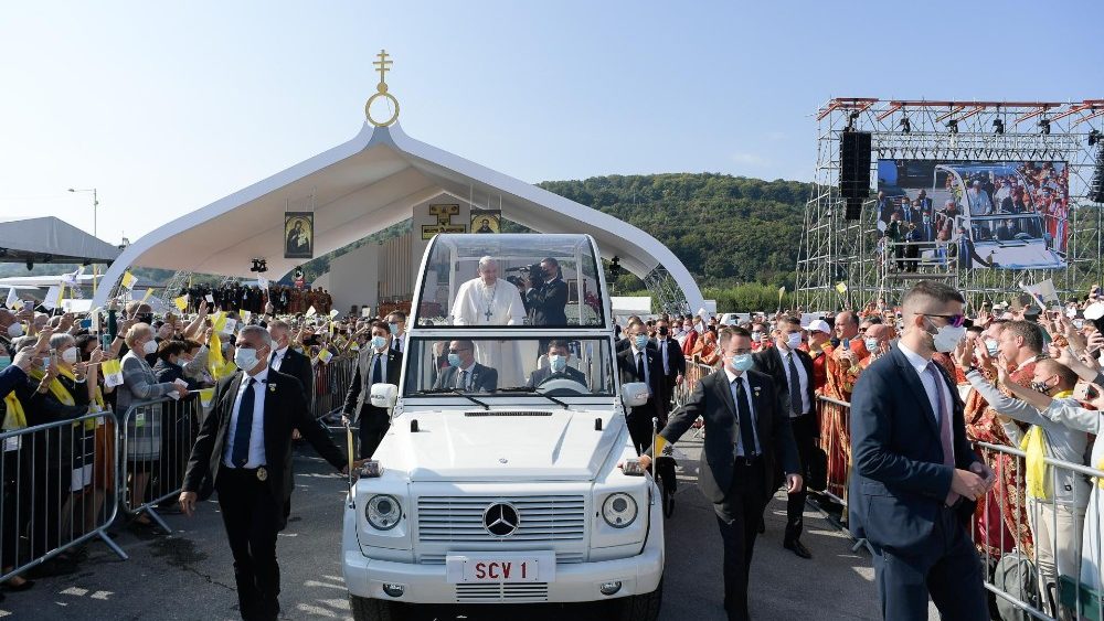 Papež zdraví shromážděné věřící