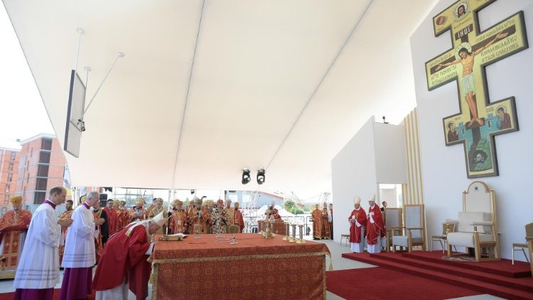 Em Mestská Sportová hala, Prešov, Divina Liturgia Bizantina de São João Crisóstomo, presidida pelo Santo Padre