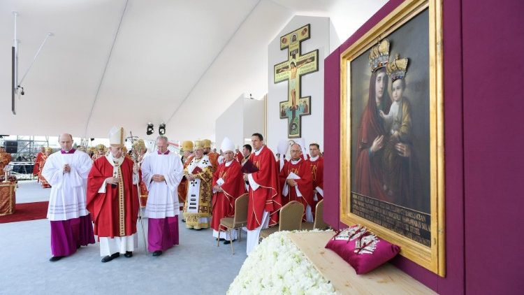 ‘신성한 성찬 예배’를 거행하는 프란치스코 교황