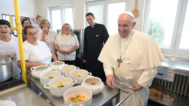 El Santo Padre saluda a los jesuitas, a las religiosas y personal que ayudaron en las labores de cocina.