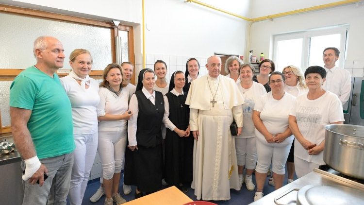 El Papa saluda a todos los que ayudaron en las labores de cocina