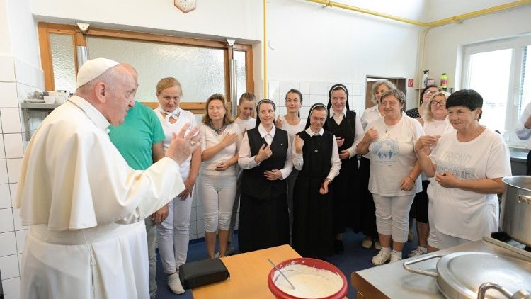 黙想の家の調理スタッフを祝福する教皇フランシスコ　2021年9月14日　スロバキア・プレショフ