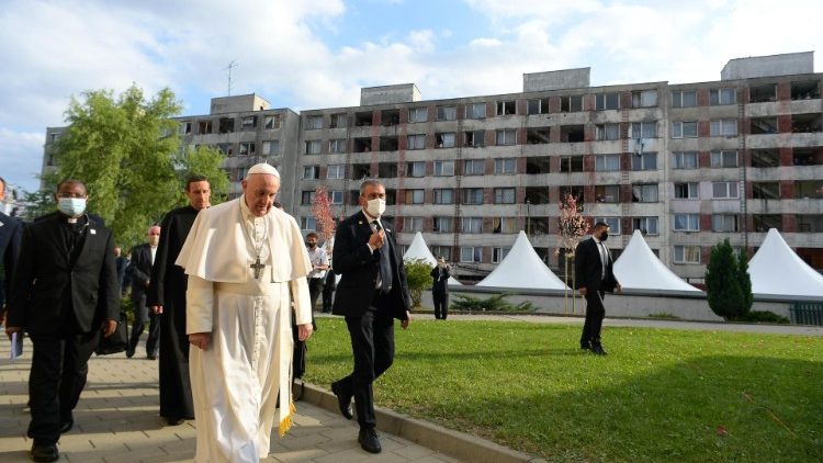 Franziskus in Bratislava in einer der größten Roma-Siedlungen Europas