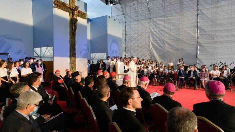 Papa Francisko amekutana na kuzungumza na vijana wa kizazi kipya katika uwanja wa Lokomotiva huko Kosice na kuwapatia ushauri makini.