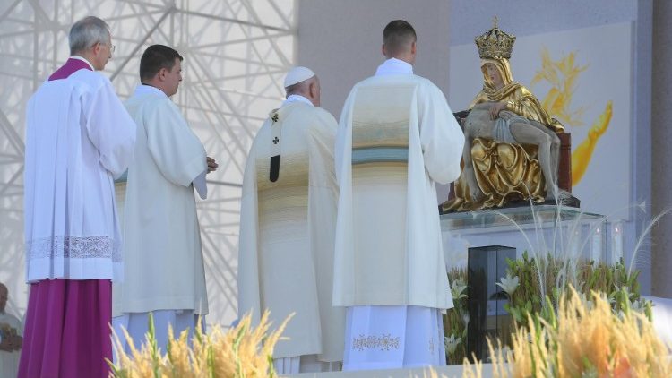 البابا يحتفل بالقداس الإلهي في ساحة المزار الوطني للطّوباويّة مريم العذراء سيّدة الأحزان السّبعة 