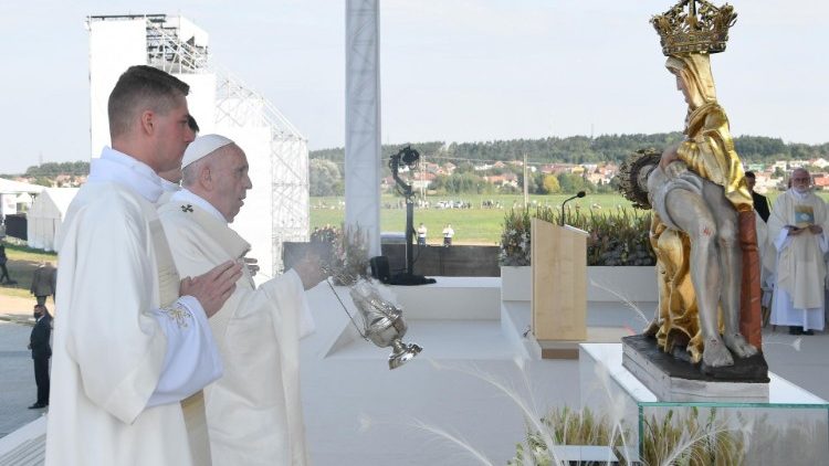 Папа Франциск пред статуята на Дева Мария на седемте скърби