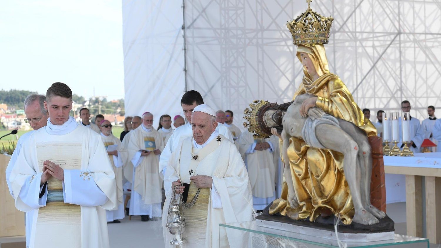 Папа призвал. Чин Святой мессы. Словакия Шаштин страже. Папа Франциск служит мессу картинки.