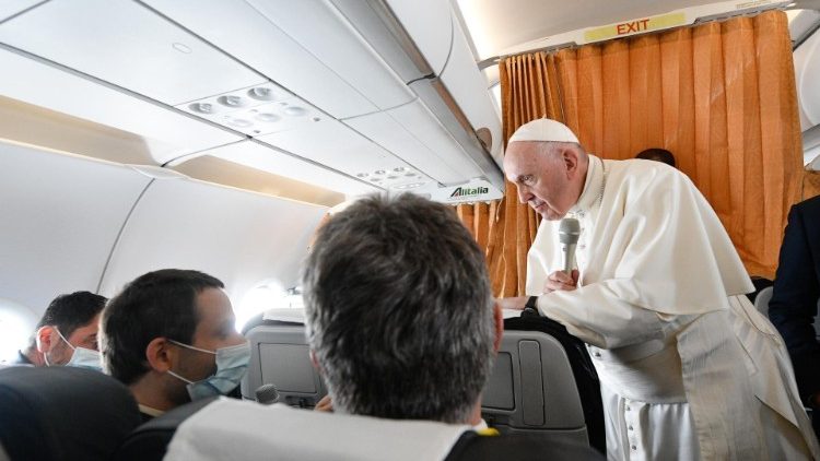 記者らと対話する教皇フランシスコ　2021年9月15日　ハンガリーとスロバキア訪問からの帰国便機内で