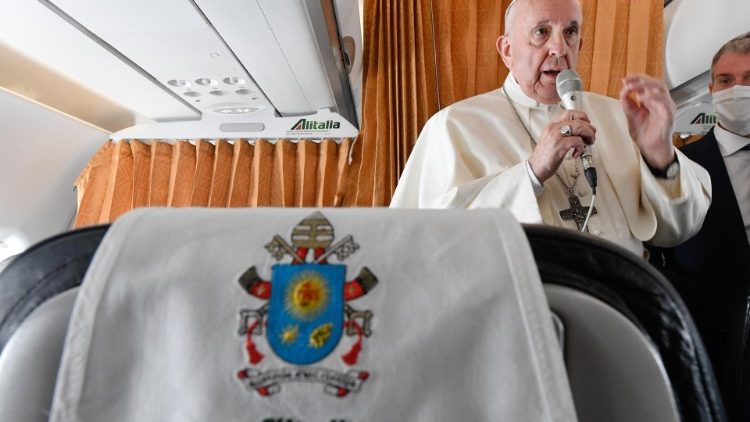 教宗在从斯洛伐克返回罗马的航班上与记者交谈