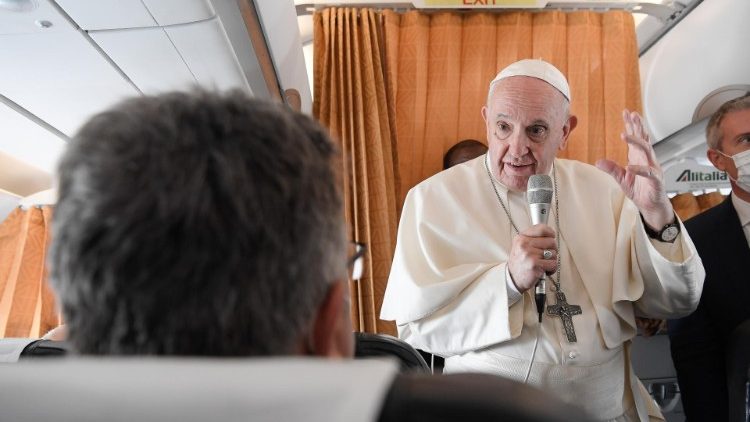 Påven under presskonferensen på planet