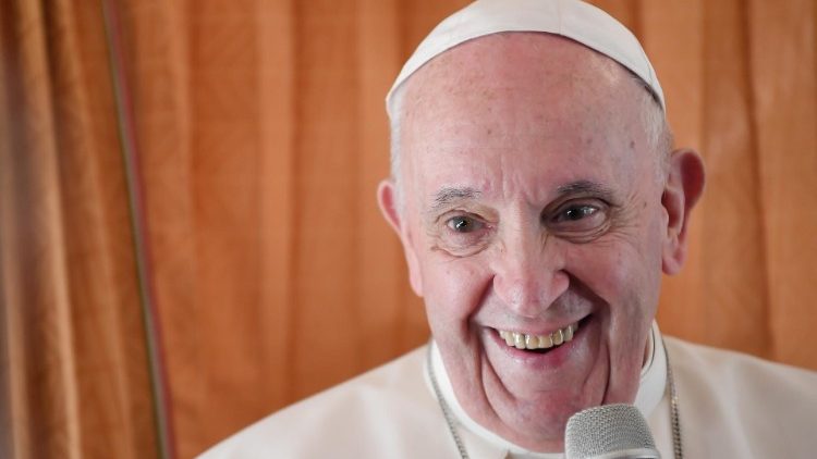 Ferenc pápa válaszol Kuzmányi István és a többi újságíró kérdéseire a repülőgépen tartott sajtótjákoztatón