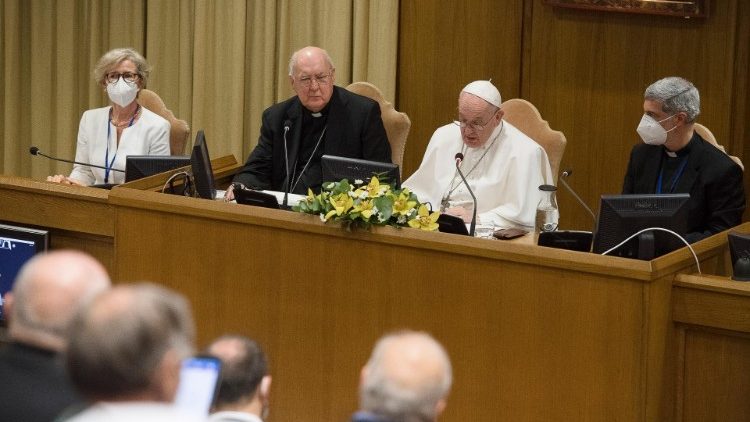 Il Papa all'incontro con i Movimenti ecclesiali. A sinistra, il cardinale Kevin Farrell 