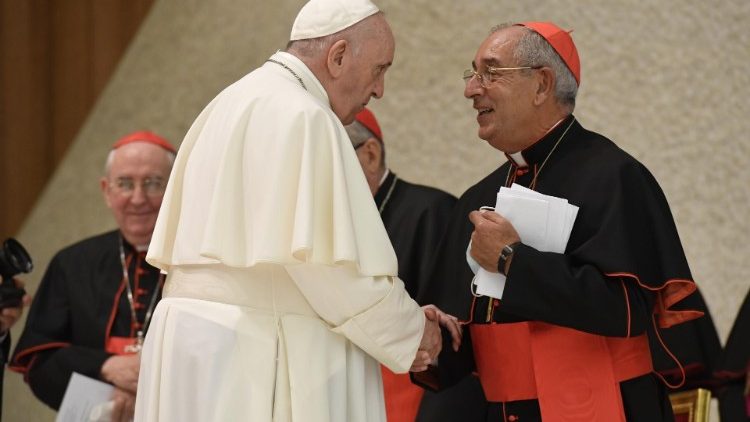 Der Papst und der Kardinalvikar für Rom, Angelo De Donatis (rechts)