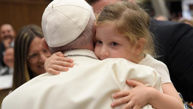 L'abbraccio di una bambina al Papa all'udienza generale