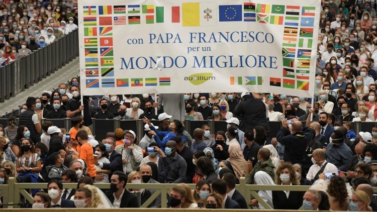 I migranti ospiti del Centro Mondo MIgliore salutati dal Papa 