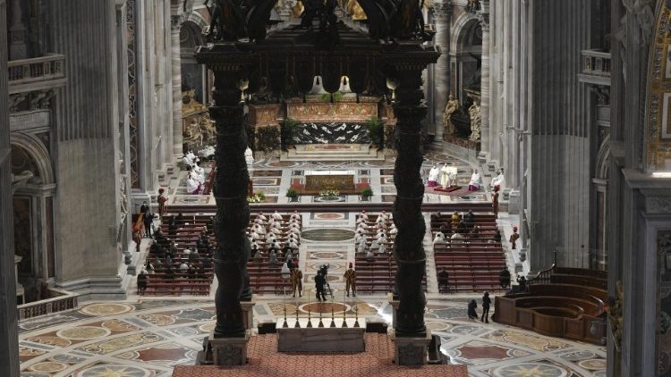 Pogled iz visine na oltar u bazilici svetoga Petra