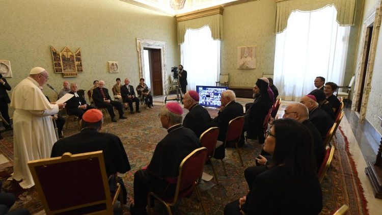 Ferenc pápa a Fokoláre mozgalom püspök barátaival a Vatikánban