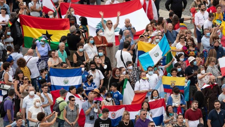 「世界難民移住移動者の日」に様々な国の国旗を掲げバチカンに集った人々　2021年9月26日