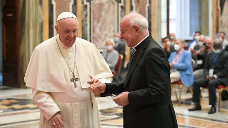 Il Papa con il presidente della Pontificia Accademia per la Vita, monsignor Vincenzo Paglia