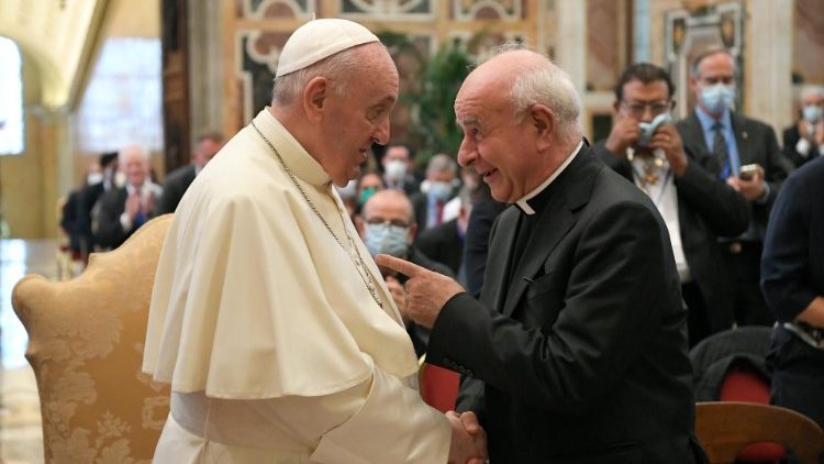 Il Papa e il presidente della Pontificia Accademia per la Vita, monsignor Vincenzo Paglia
