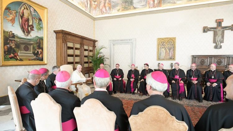 Les évêques de France en réunion avec le Pape François, le 1er octobre 2021.