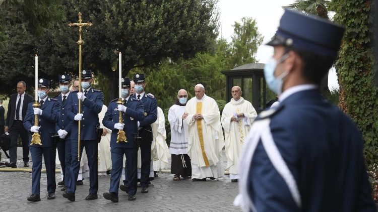 Papa Francisco na Missa para o Corpo da Gendarmaria nos Jardins do Vaticano