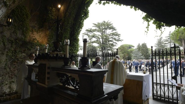 Ferenc pápa a Vatikáni Kertek Lourdes-i barlangjánál szabadtéri szentmisét mutatott be 