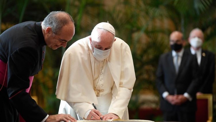 Papa Francesco firma l'Appello congiunto